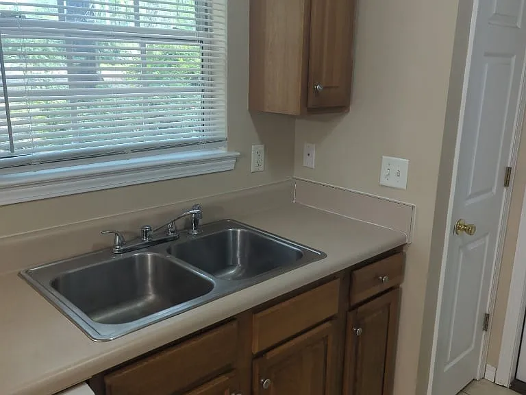 2560 Kingston Rd — Photo 4