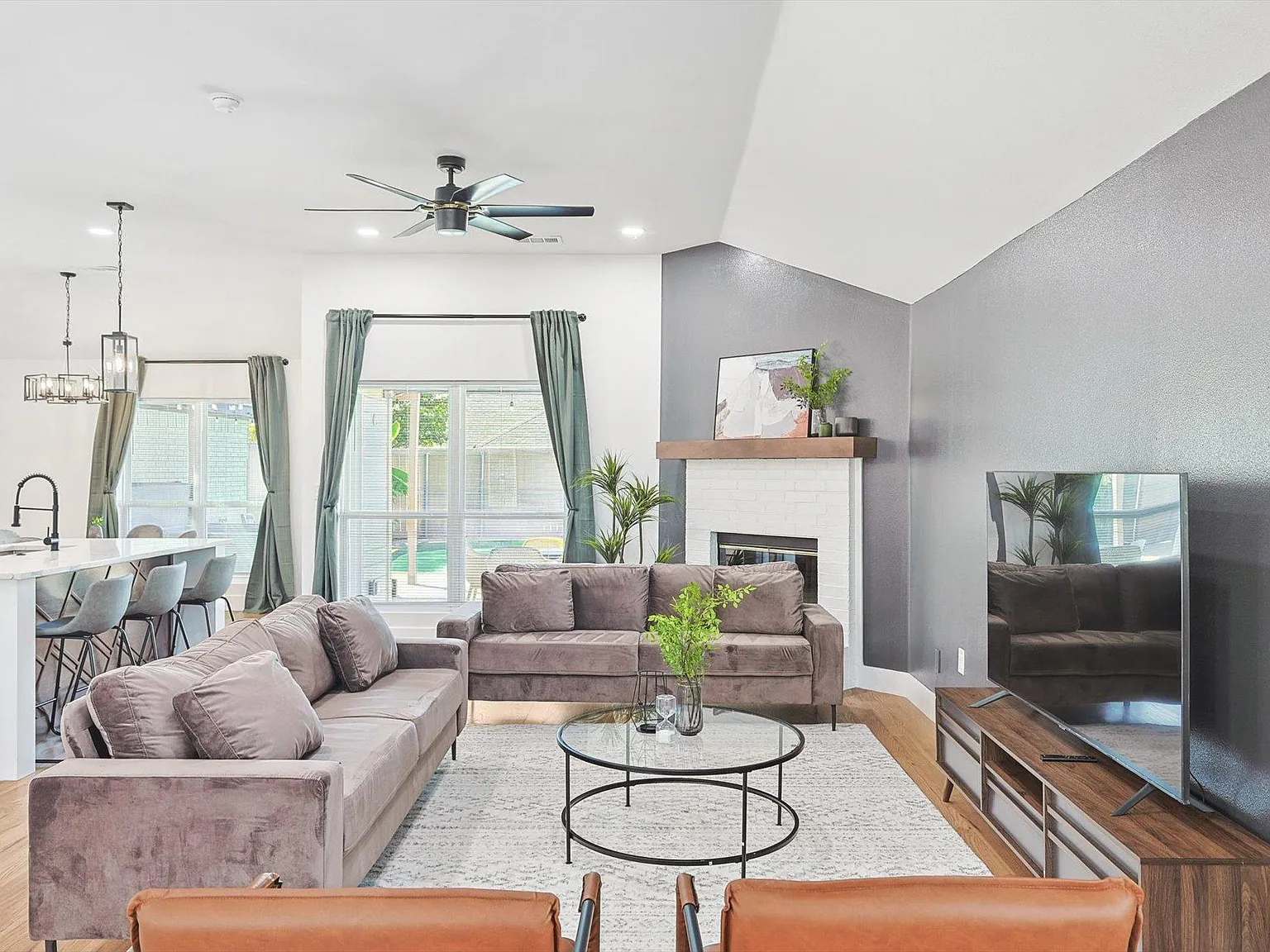4 bed, 2065 sqft, $9,750 — Photo 3