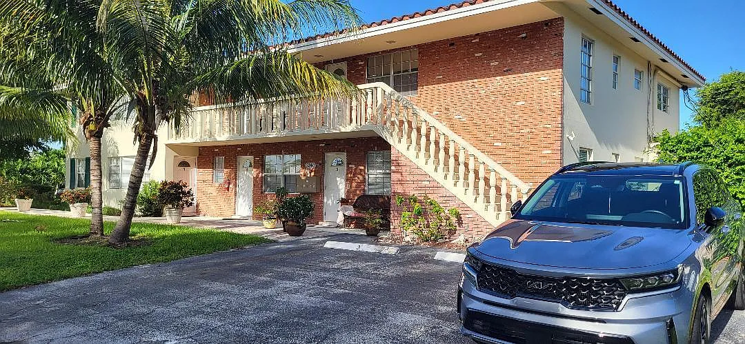2 bed, 1.0 bath, 4963 sqft, $2,100 — Photo 2