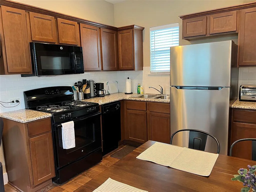 Studio, 1.0 bath, 400 sqft, $1,200 — Photo 4