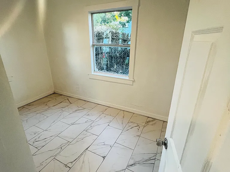 920 E Seneca Ave — Photo 19