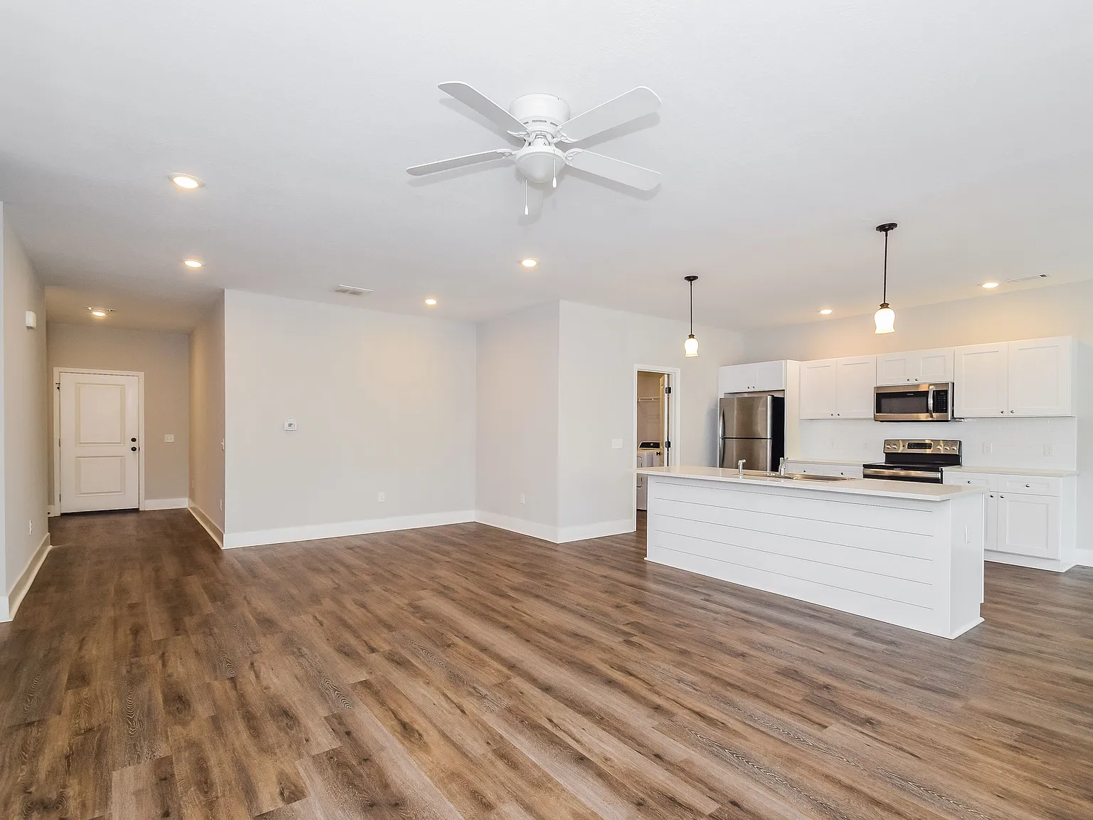 3 bed, 2.0 bath, 1631 sqft, $1,950 — Photo 4