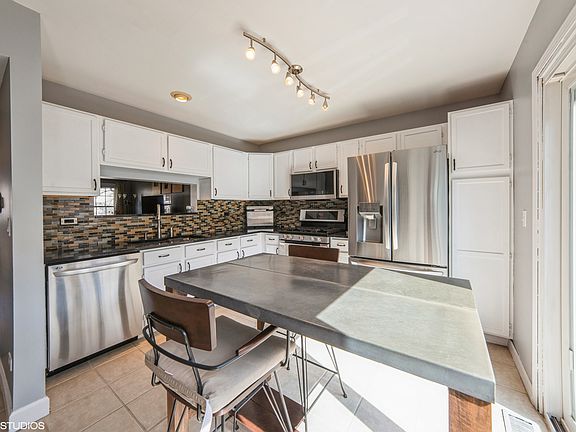 5th image of 2581 N Augusta Dr