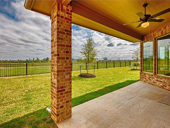 Located on 1508 in Laurel Park - 80's in Spring, TX