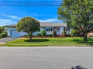 7 Monmouth St, Deer Park, NY 11729