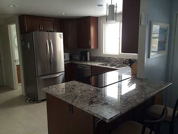 Kitchen and Breakfast Bar