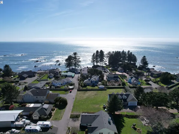 98132 Harbor Point Dr, Brookings, OR 97415