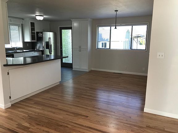 5th image of 1005 8th Ave NW