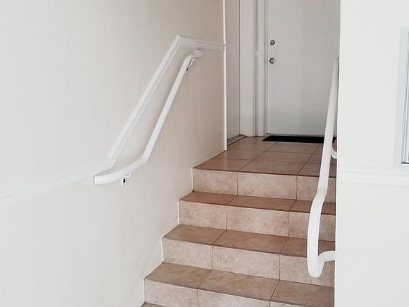 5th image of 865 W 39th St APT 1