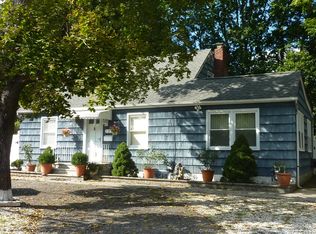 97 Greenwood Rd, Bay Shore, NY 11706