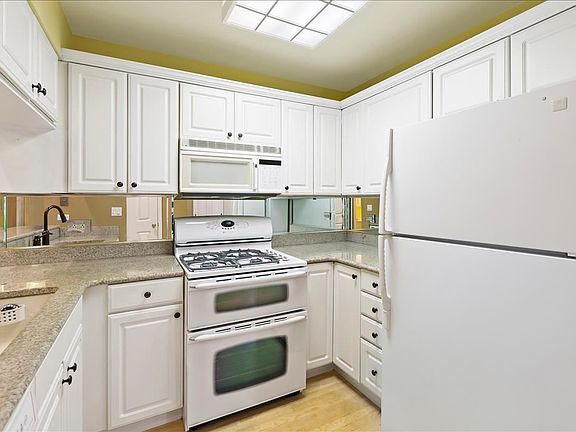 4th image of 404 Clarendon Ct