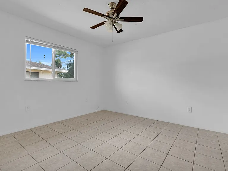 423 SE 24th Ave — Photo 3