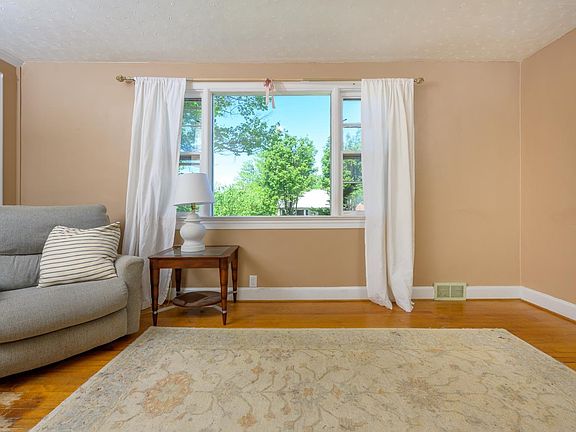 4th image of 129 Forbes St