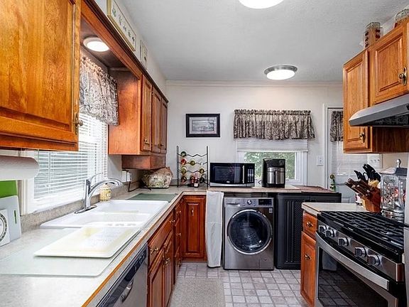 4th image of 460 Royal Ave