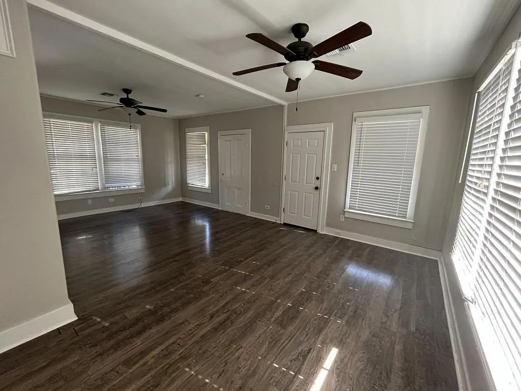 406 E Forrest St — Photo 2