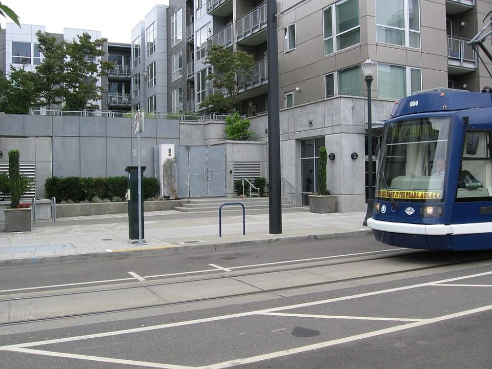 Public Transportation (MAX) at your door
