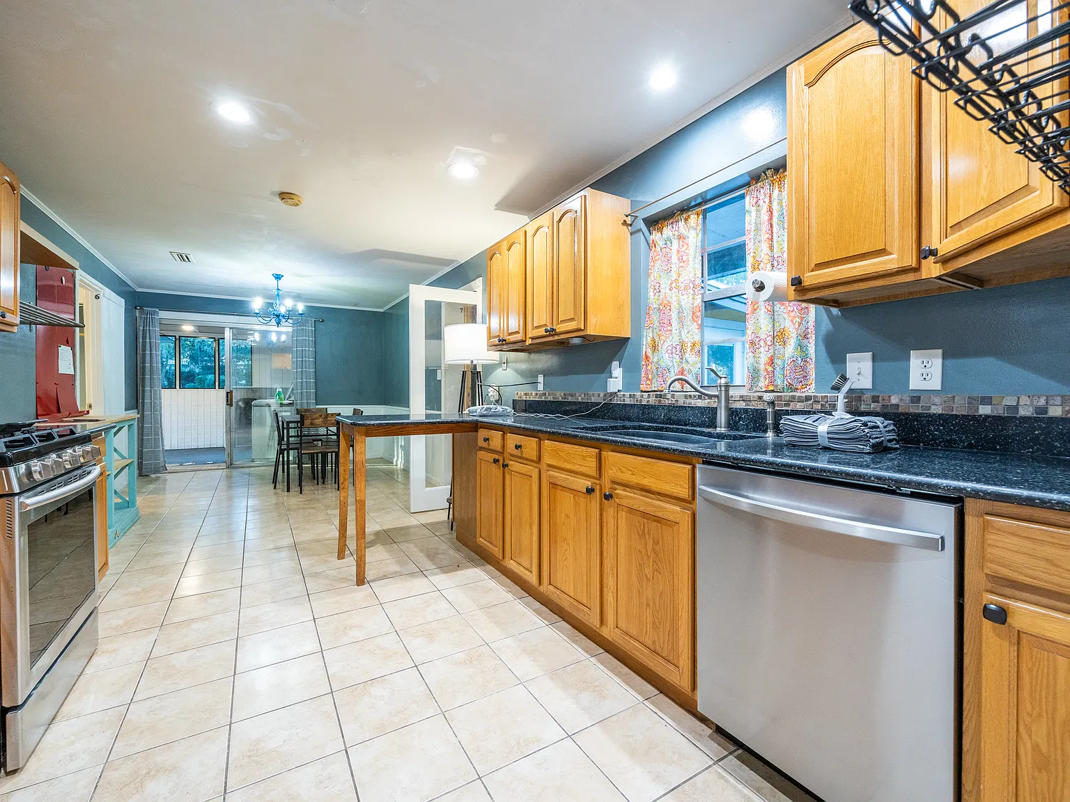 7 bed, 1872 sqft, $4,100 — Photo 3