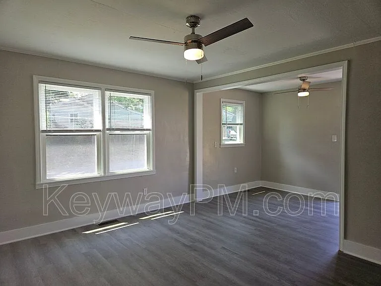 302 Crystal Lake Dr — Photo 5