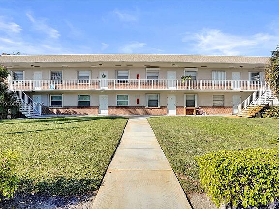 2nd image of 243 Castlewood Dr APT 2