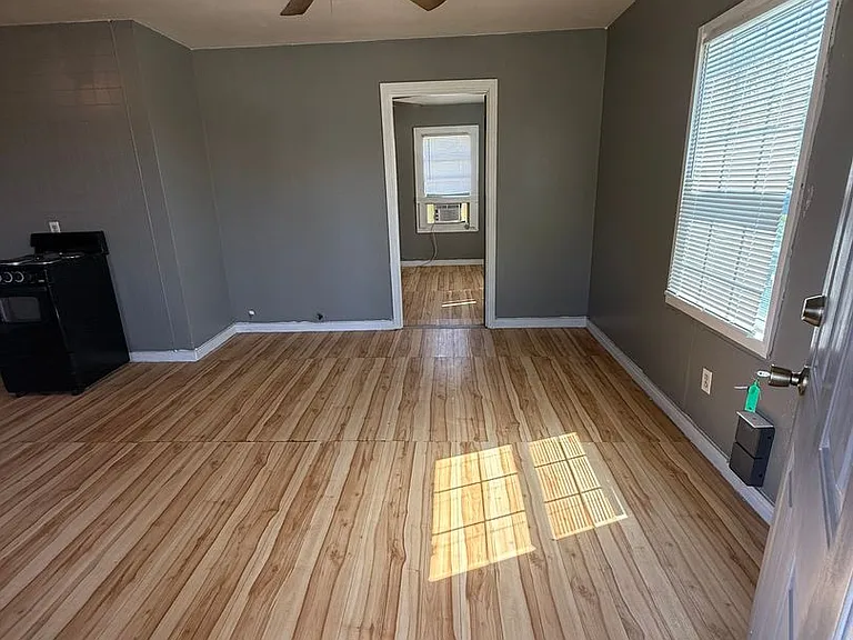 110 W Avenue A — Photo 2