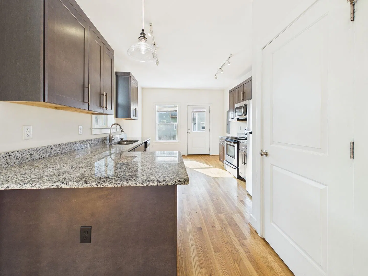 2 bed, 2.0 bath, 1100 sqft, $1,975 — Photo 2