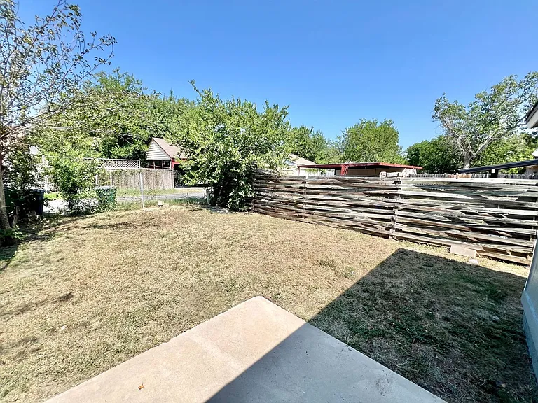 1211 Churing Dr — Photo 21