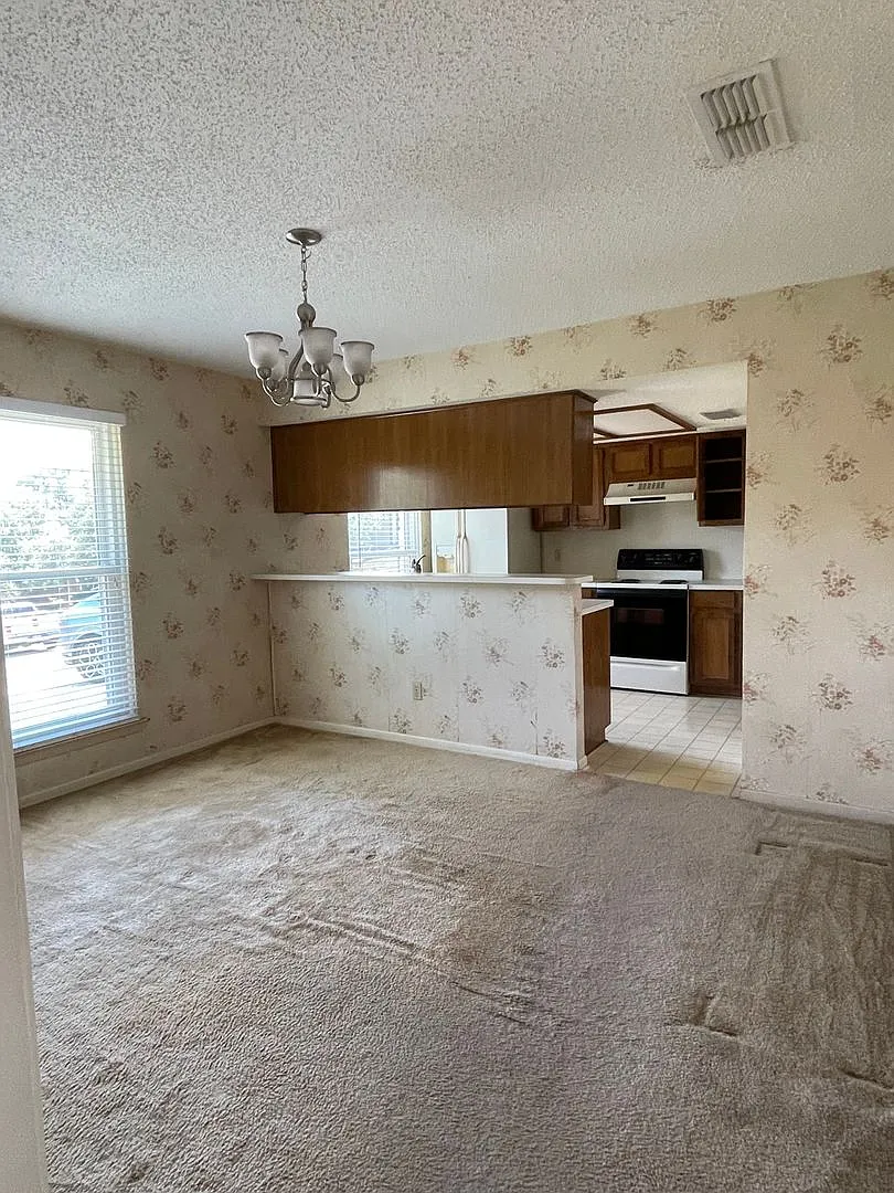 4 bedroom, 2 bath, 2 car garage — Photo 3