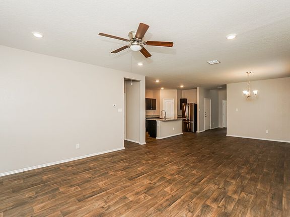 4th image of 775 Monarch Dr