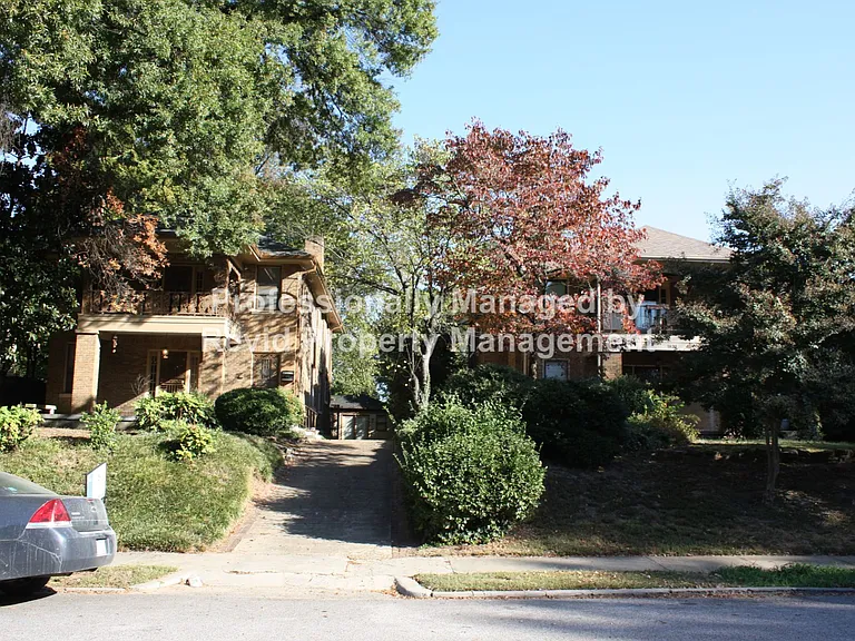 Large 3 bedroom upstairs duplex! — Photo 12
