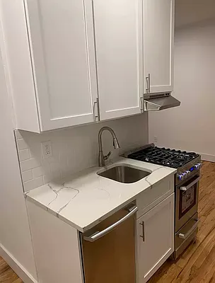 Rented by Salon Realty Corp | media 3