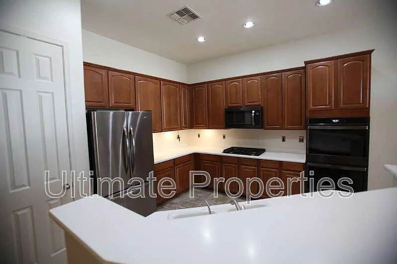 3 bed, 2.0 bath, 2231 sqft, $2,295 — Photo 4