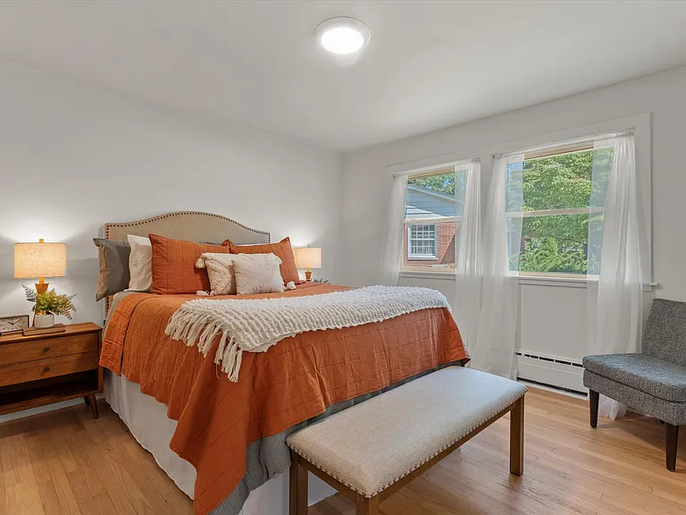 2121 E Madison St — Photo 11