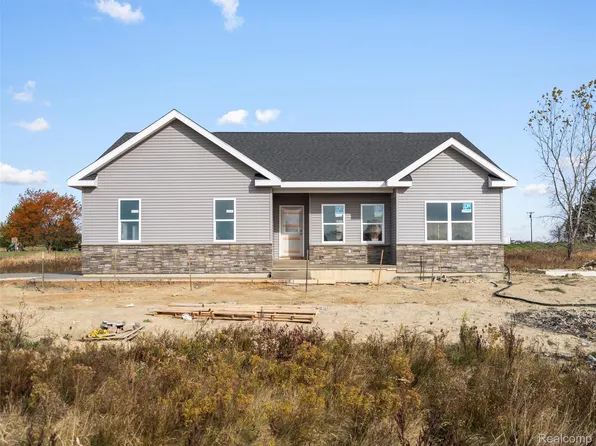 8555 Emerald Ln, Almont, MI 48003