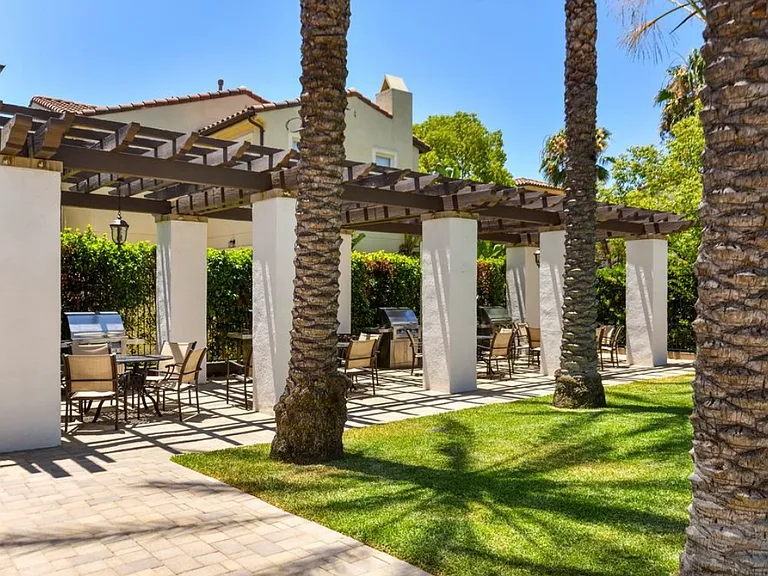 517 S Melrose St — Photo 31