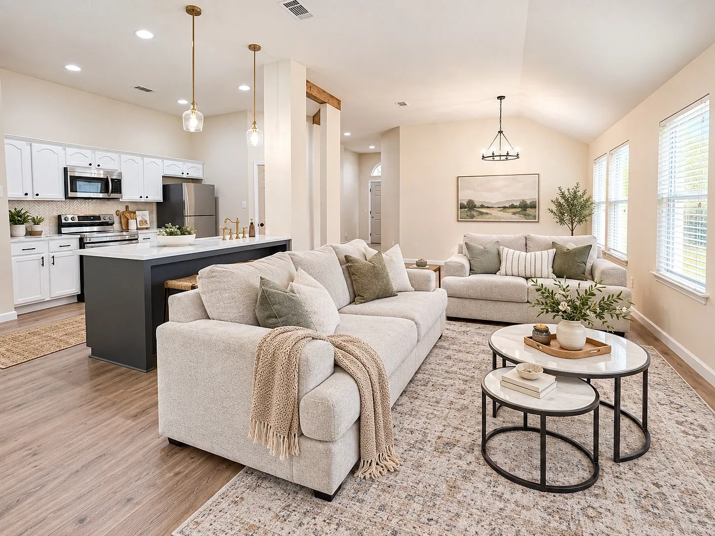 Bright & updated 4 bed/2bath Home - Fenced Yard & open floor plan — Photo 4