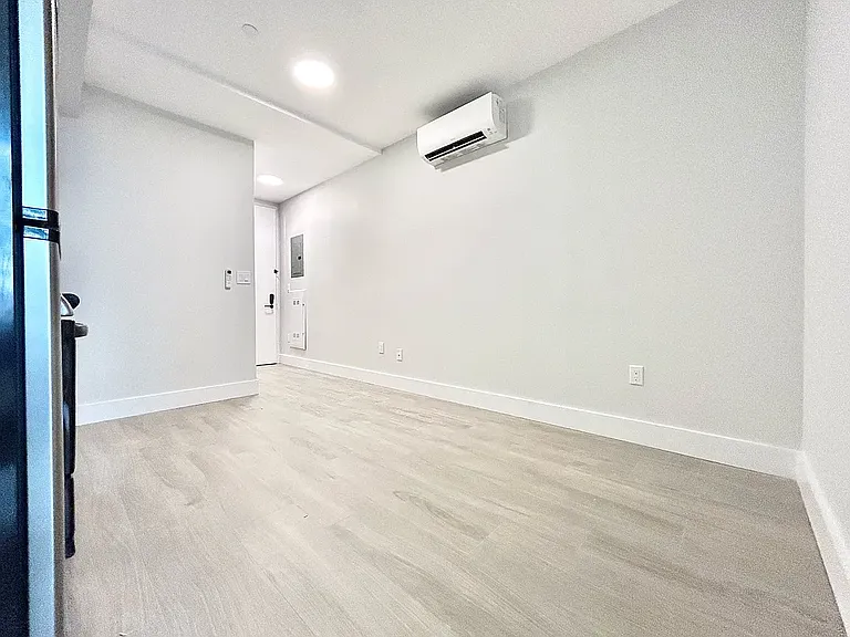 222 E 53rd St #1 — Photo 2