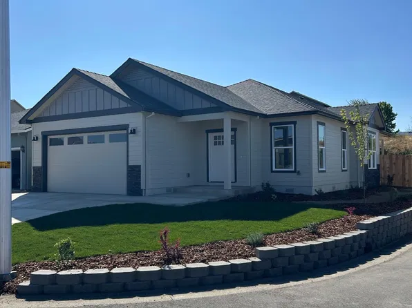 301 Oak Valley Dr, Talent, OR 97540