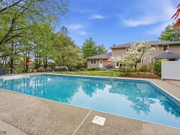 15 Sunrise Cir, Clinton Twp., NJ 08809