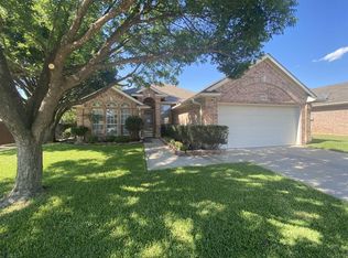 2751 Crystal Glenn Cir, Hurst, TX 76054