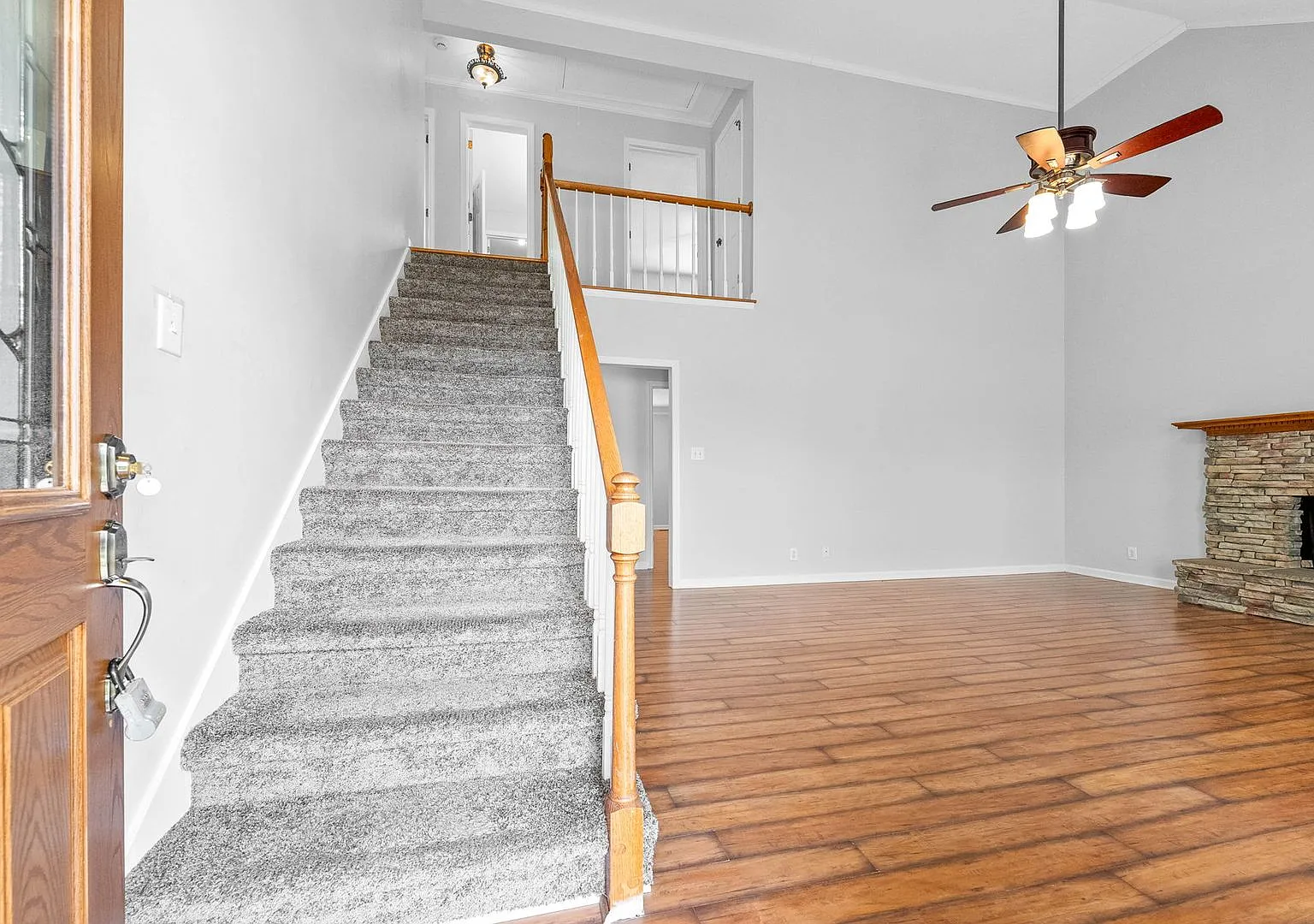 Amazing Two Story Contemporaty Home — Photo 2