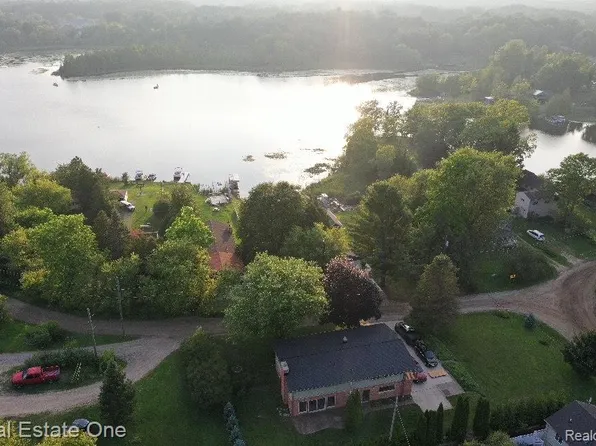 2728 Devonshire Rd, Leonard, MI 48367