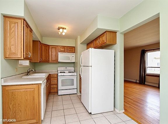 4th image of 1127 W Erie St #1B