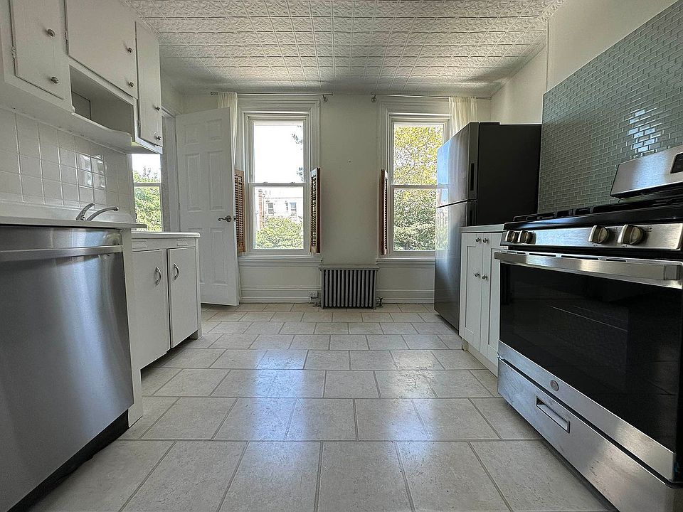 1st image of 176 Eckford St Floor 2