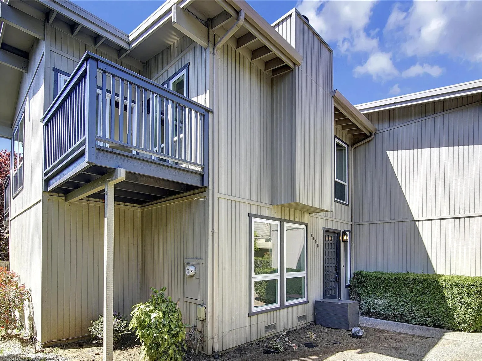 2 bed, 1.5 bath, 1200 sqft, $3,750 — Photo 3