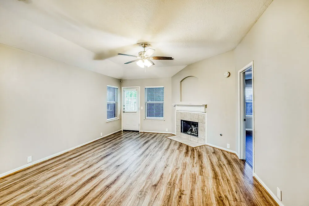4 bed, 2.0 bath, 1882 sqft, $2,310 — Photo 4