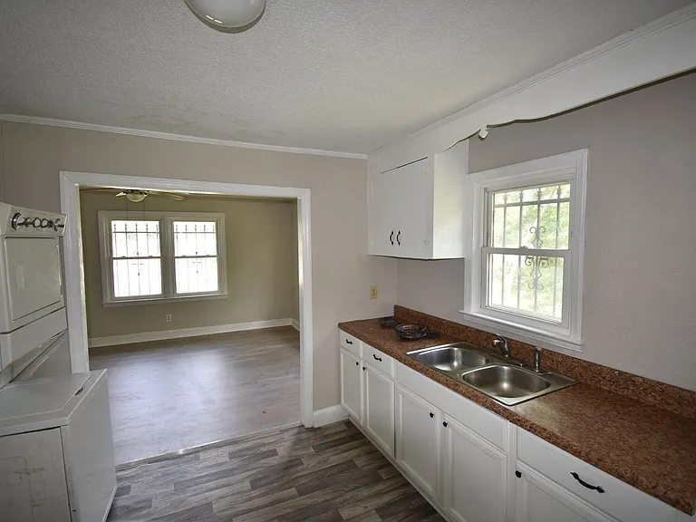 1527 McArthur Rd — Photo 3