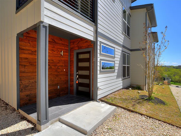 1130 Lott Ave #B — Photo 3