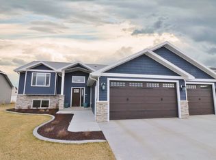 27 Valley Bluffs Ct, Minot, ND 58701