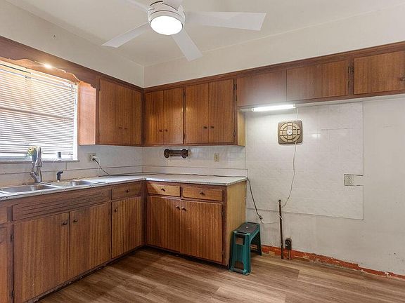 3rd image of 233 Postle Blvd