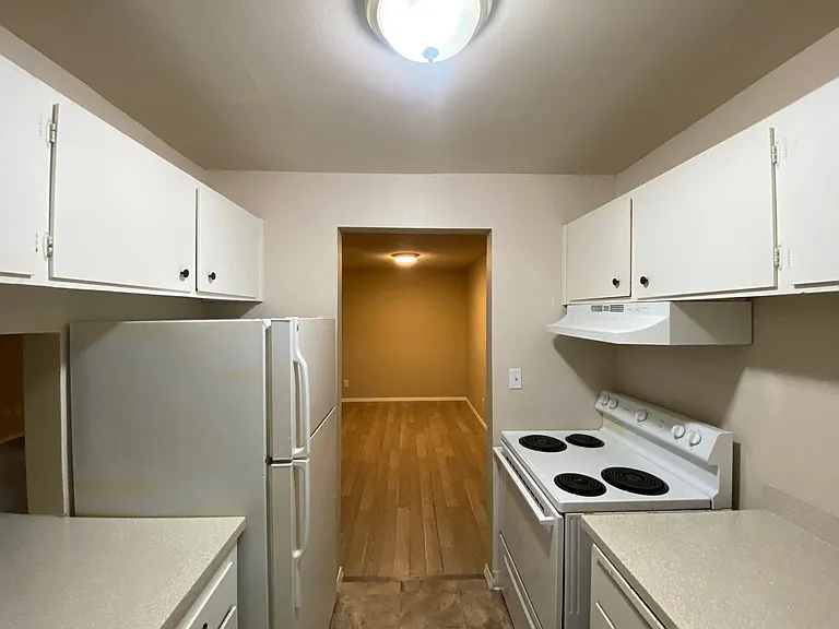 Clover Creek Apartments — Photo 4